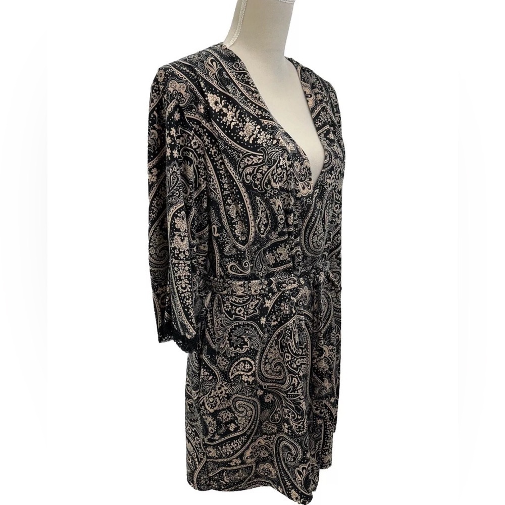 Jones New York Belted Robe Women’s L/XL 3/4 Sleeves Tan Black Paisley V Neck